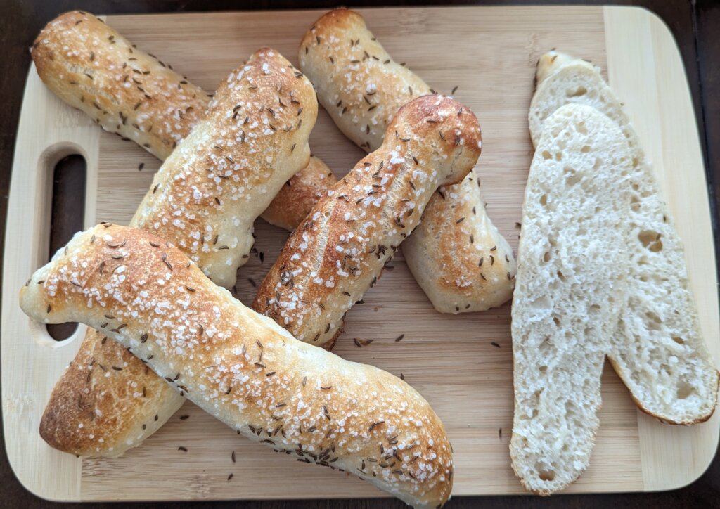 Delicious Schwäbische Seelen, freshly baked and arranged on a wooden board, showcasing their golden-brown crust and inviting appearance