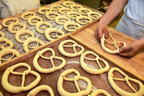 backstube twist and turn a bretzel or pretzel